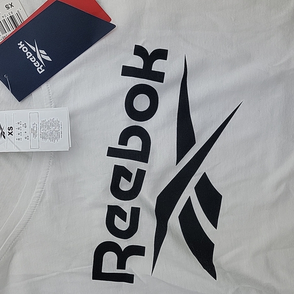 NEW Reebok women's graphic Tee! - Picture 3 of 6